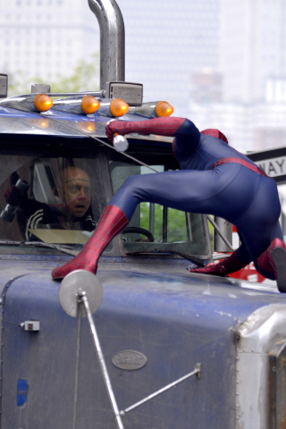 Illustration for article titled Brand New Photos of Spider-Man's Battle with Paul Giamatti's Rhino!